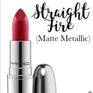 Max holidays 2018 lipstick 💄 Straight fire 🔥